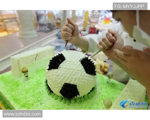 足球球星亲手制作个性蛋糕 甜蜜与足球激情的完美融合 足球球星亲手制作个性蛋糕 甜蜜与足球激情的完美融合